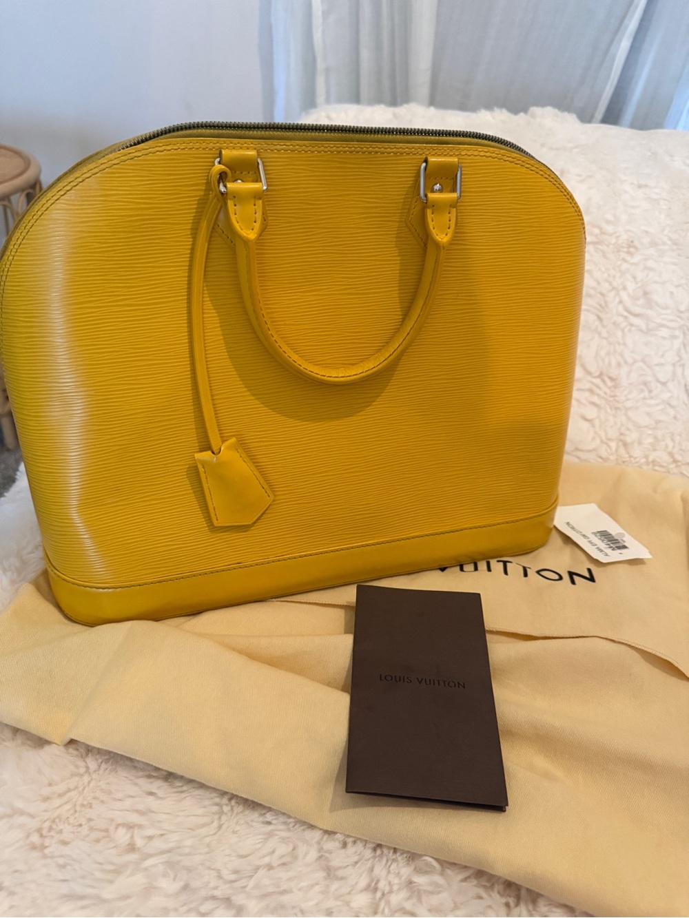 Louis Vuitton Alma GM Epi in Citron | original dust bag | Lock & keys included